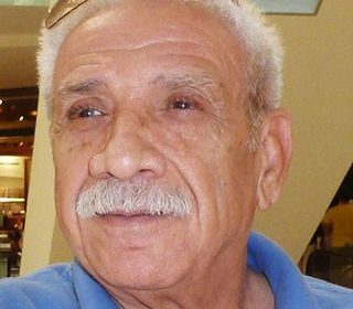 أقفُ أمامَ محرابكِ مبهورا